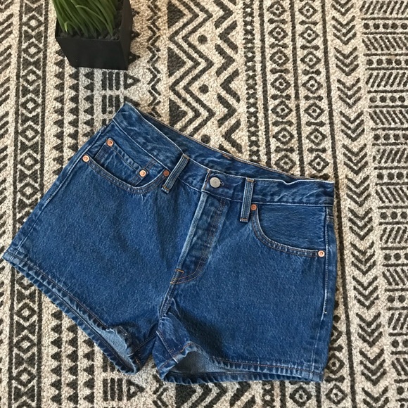 Levis Woman’s Jean Button Closure Shorts - Picture 2 of 5